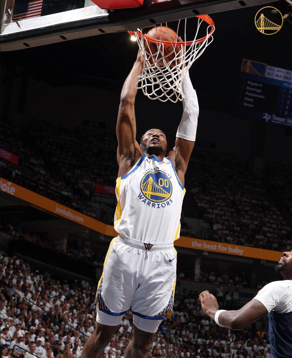 华体会体育-球员们在篮球场上化身为勇士，不畏强敌的简单介绍  第2张